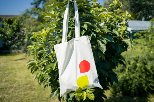 Stofftasche hängt in einem Apfelbaum