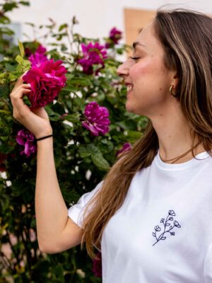 Modellaufnahme weißes Unisex T-Shirt mit schwarzem Blumenmotiv