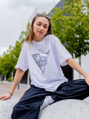 Weibliches Model trägt ein weißes Unisex T-shirt, bedruckt mit Karlsruhe Map Motiv