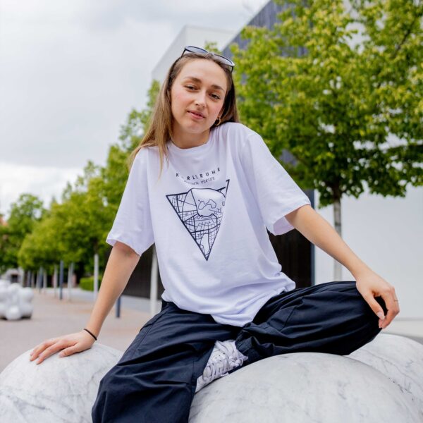 Weibliches Model trägt ein weißes Unisex T-shirt, bedruckt mit Karlsruhe Map Motiv