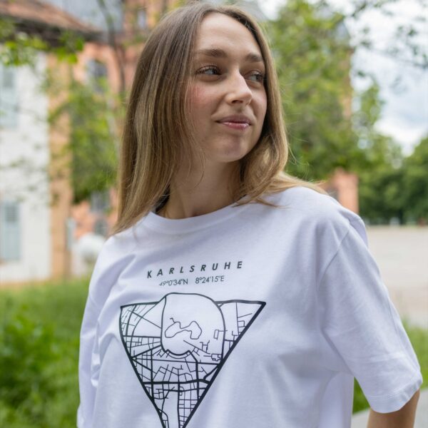 Weibliches Model trägt ein weißes Unisex T-shirt, bedruckt mit Karlsruhe Map Motiv