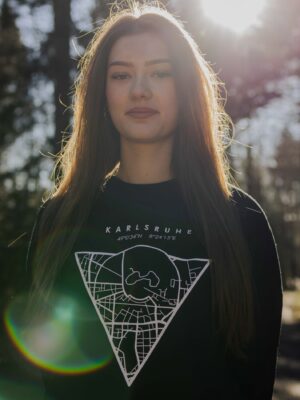 Weibliches Model trägt schwarzen Crewneck Pullover bedruckt mit Karlsruhe Map Motiv