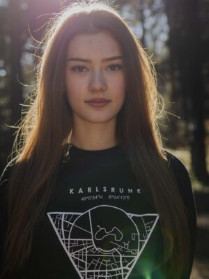 Weibliches Model trägt schwarzen Crewneck Pullover bedruckt mit Karlsruhe Map Motiv