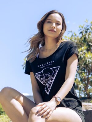 Weibliches Model trägt schwarzes T-shirt mit weiblichen Schnitt, bedruckt mit Karlsruhe Map Motiv