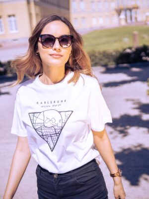 Weibliches Model trägt ein weißes Unisex T-shirt, bedruckt mit Karlsruhe Map Motiv