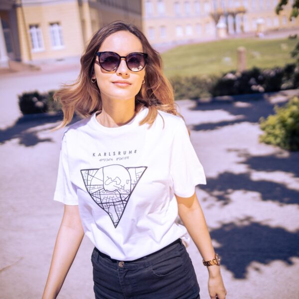 Weibliches Model trägt ein weißes Unisex T-shirt, bedruckt mit Karlsruhe Map Motiv