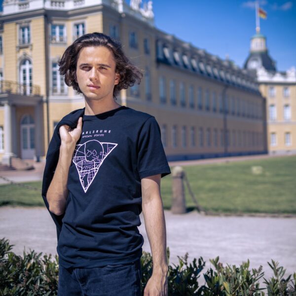 Männliches Model trägt ein schwarzes Unisex T-shirt, bedruckt mit Karlsruhe Map Motiv