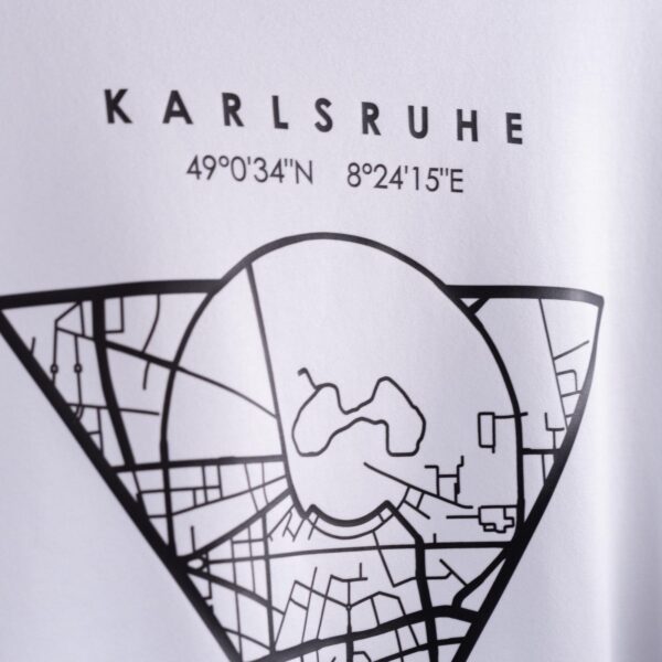 Nahaufnahme weißes Unisex T-Shirt mit schwarzem Karlsruhe Karte Motiv