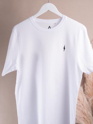 Weißes Unisex T-Shirt mit schwarzem Blitz