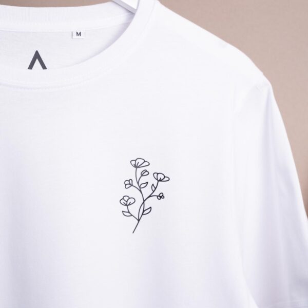 Nahaufnahme weißes Unisex T-Shirt mit schwarzem Blumenmotiv