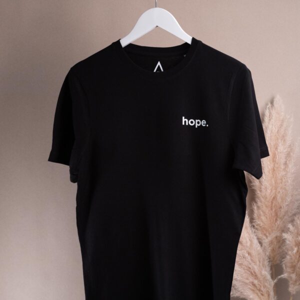 Schwarzes Unisex T-Shirt mit weißem hope. Wortzug