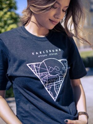 Weibliches Model trägt schwarz meliertes Unisex T-Shirt mit weißem Karlsruhe Karte Motiv