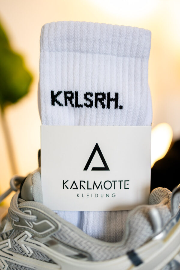 Weiße Socken gewebt mit schwarzem KRLSRH Motiv