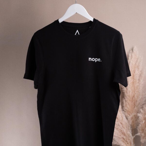 Schwarzes Unisex T-Shirt mit weißem nope. Wortzug