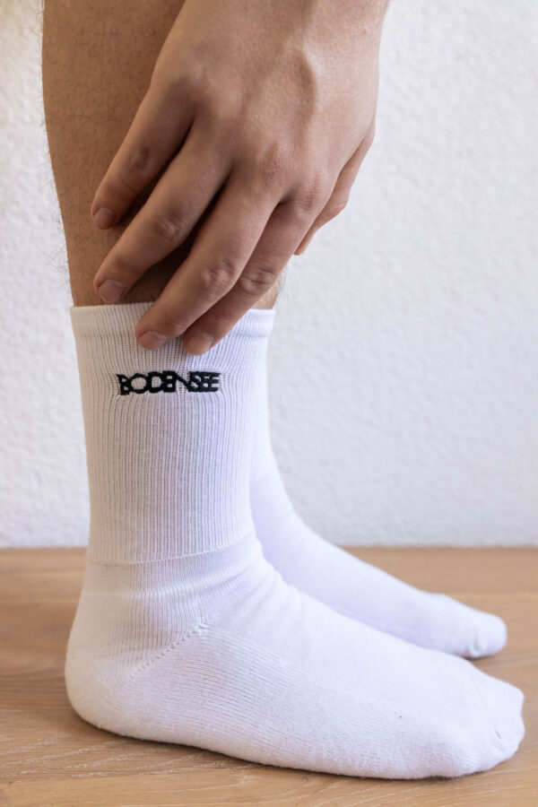 Weiße Socken gestickt mit schwarzem BODENSEE Motiv