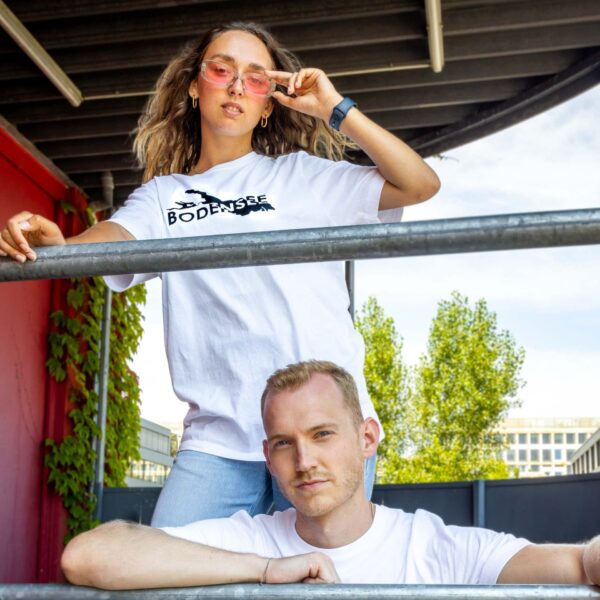 Weibliches und männliches Model trägen ein weißes Unisex T-shirt, bedruckt mit Bodensee Karte