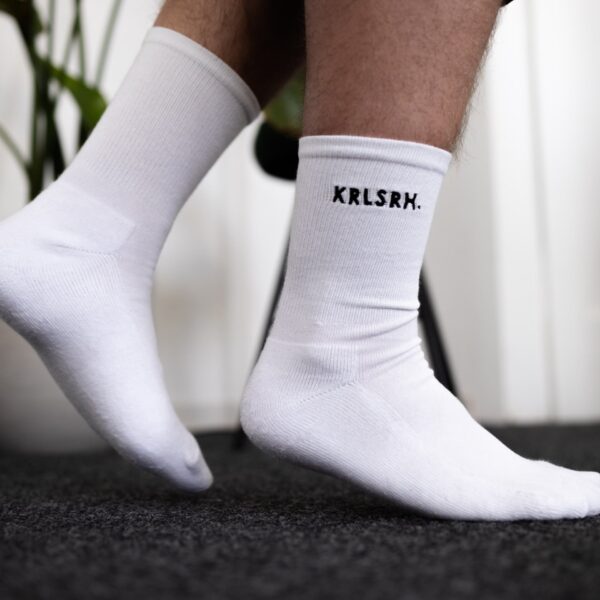 Weiße Socken bestickt mit schwarzem KRLSRH Motiv