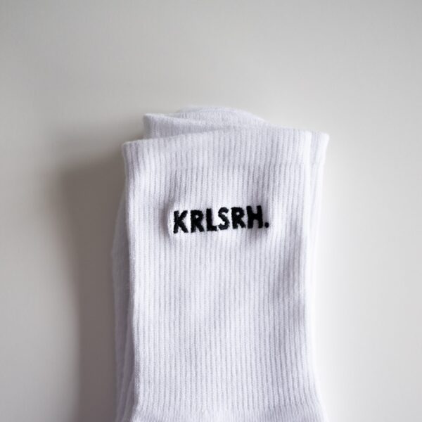 Weiße Socken bestickt mit schwarzem KRLSRH Motiv