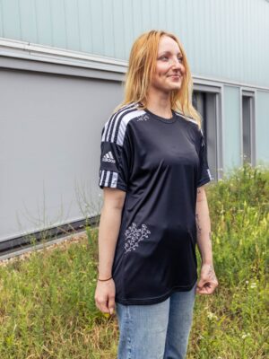 Refashioned Adidas Tshirt schwarz Model