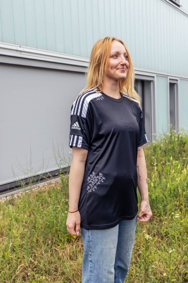 Refashioned Adidas Tshirt schwarz Model
