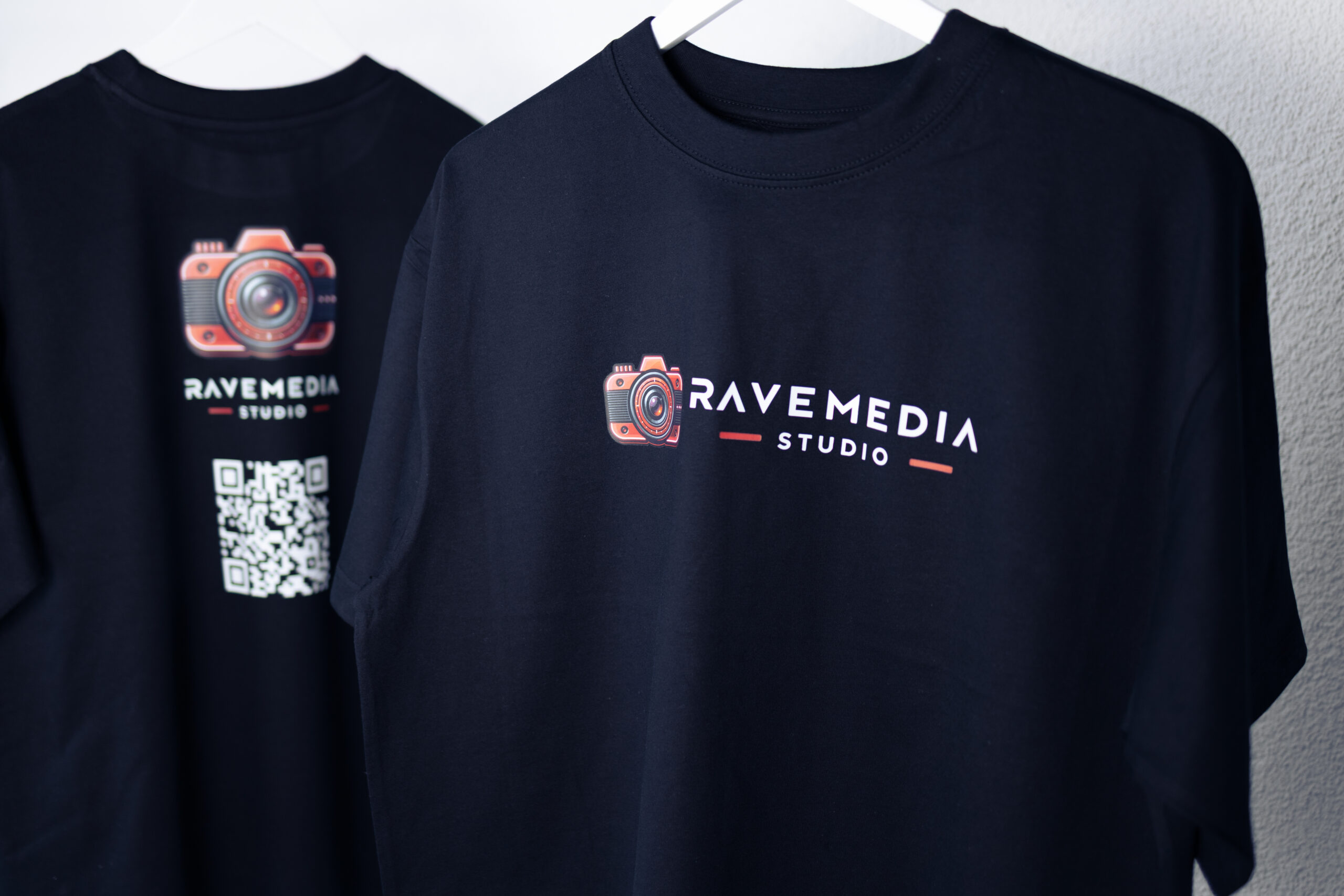 Rave Media Shirt hängend