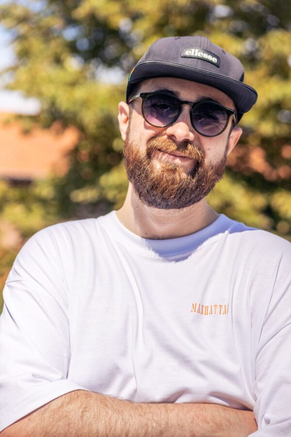 Männer Model mit weißem Box Tee Shirt MANHATTAN Schriftzug