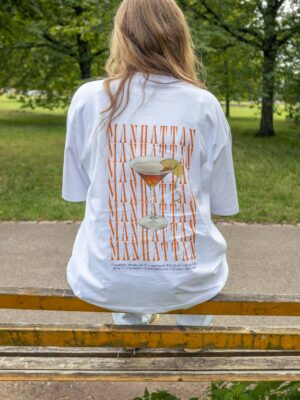 Nahaufnahme weißes Box Tee Shirt mit Manhattan Cocktail Motiv