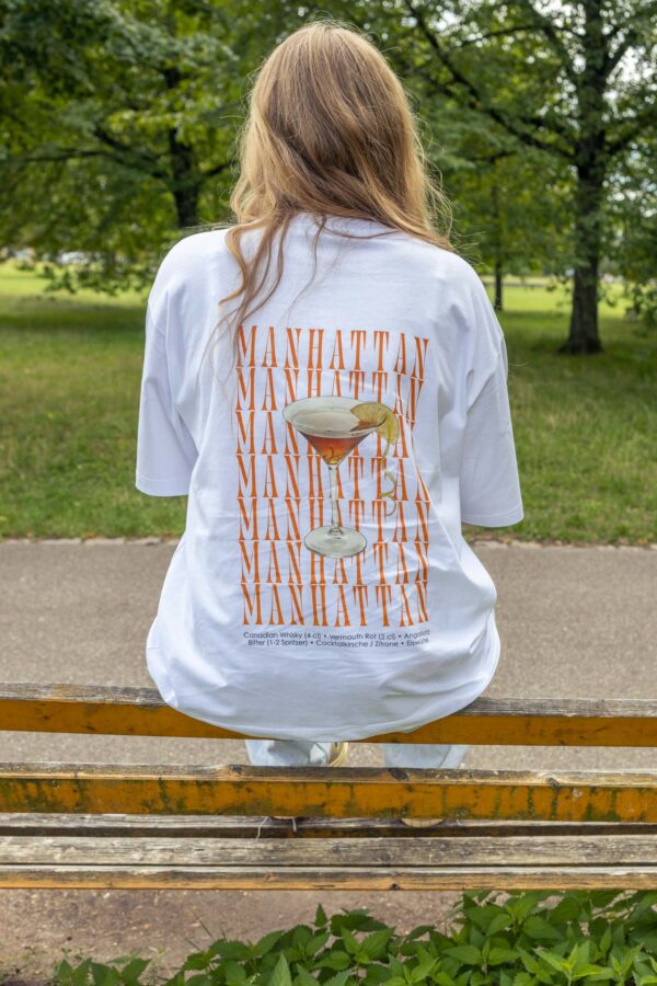 Nahaufnahme weißes Box Tee Shirt mit Manhattan Cocktail Motiv