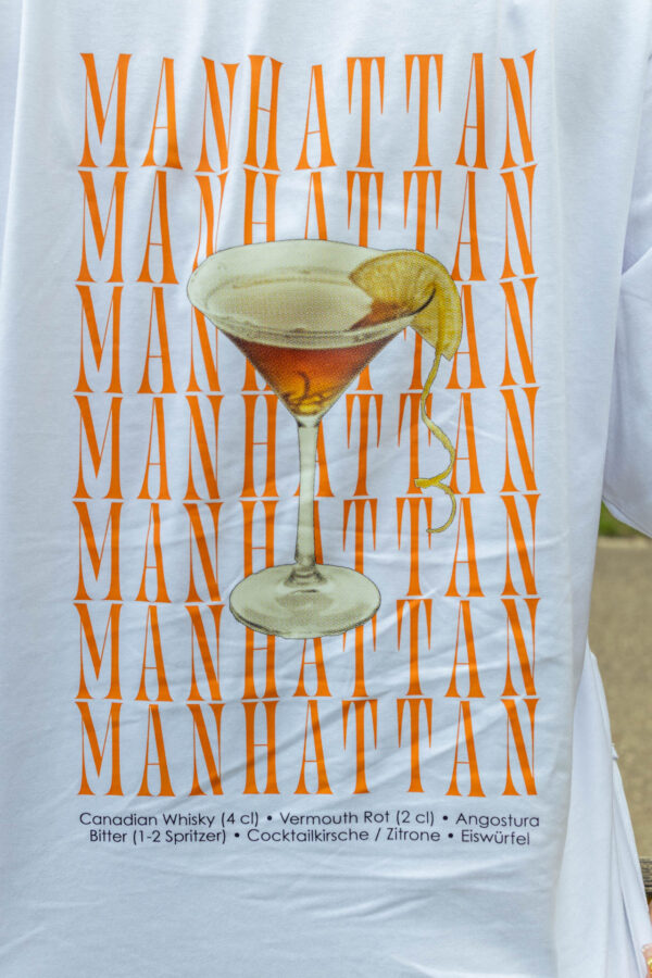 Nahaufnahme weißes Box Tee Shirt mit Manhattan Cocktail Motiv