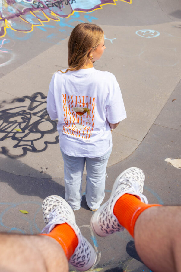 Szenenbild weißes Box Tee Shirt mit Manhattan Cocktail Motiv