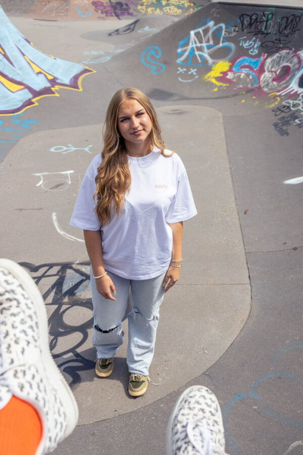 Frauen Model mit weißem Box Tee Shirt MANHATTAN Schriftzug