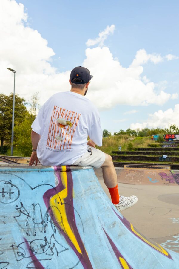 Szenenbild weißes Box Tee Shirt mit Manhattan Cocktail Motiv