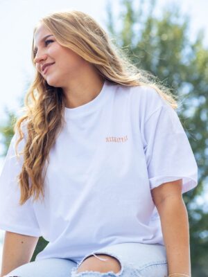 Frauen Model mit weißem Box Tee Shirt MANHATTAN Schriftzug