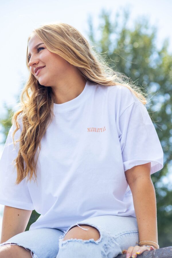 Frauen Model mit weißem Box Tee Shirt MANHATTAN Schriftzug