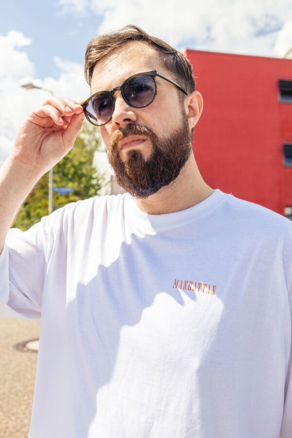 Männer Model mit weißem Box Tee Shirt MANHATTAN Schriftzug