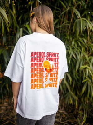 Nahaufnahme weißes Box Tee Shirt mit orangenen APEROL SPRITZ Wortzug