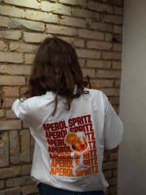 Nahaufnahme weißes Box Tee Shirt mit orangenen APEROL SPRITZ Wortzug
