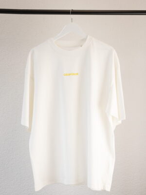 Ganzkörperaufnahme in weißem Box Tee Shirt mit gelbem Gelbfüßler Wortzug