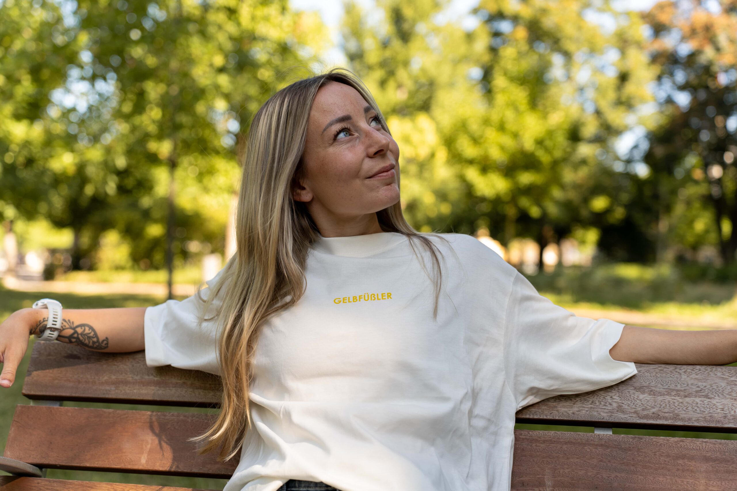Ganzkörperaufnahme in weißem Box Tee Shirt mit gelbem Gelbfüßler Wortzug